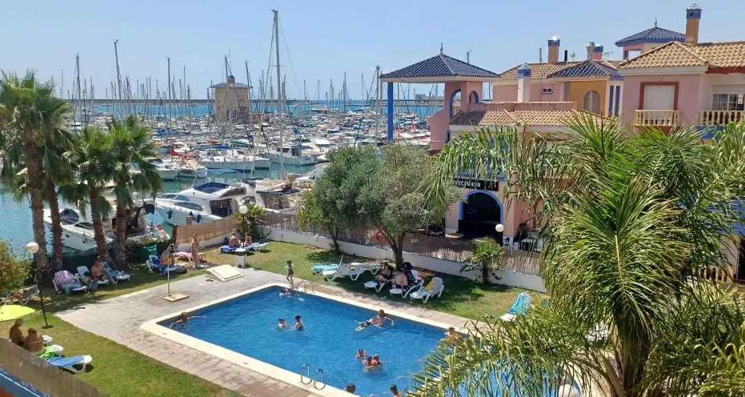 appartement climatisé deux chambres front de mer et piscine-1