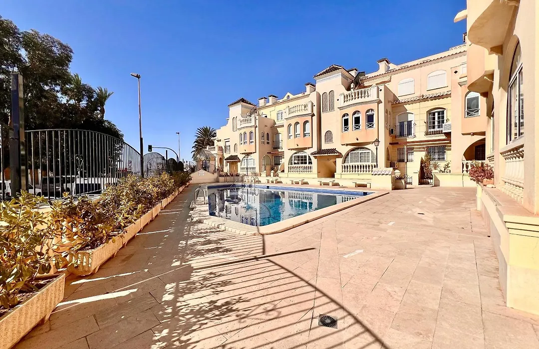 Apartamento de lujo con piscina y vistas al mar en Torrevieja-1