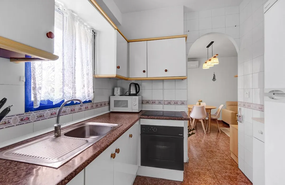 A Spacious And Cozy Apartment.-1