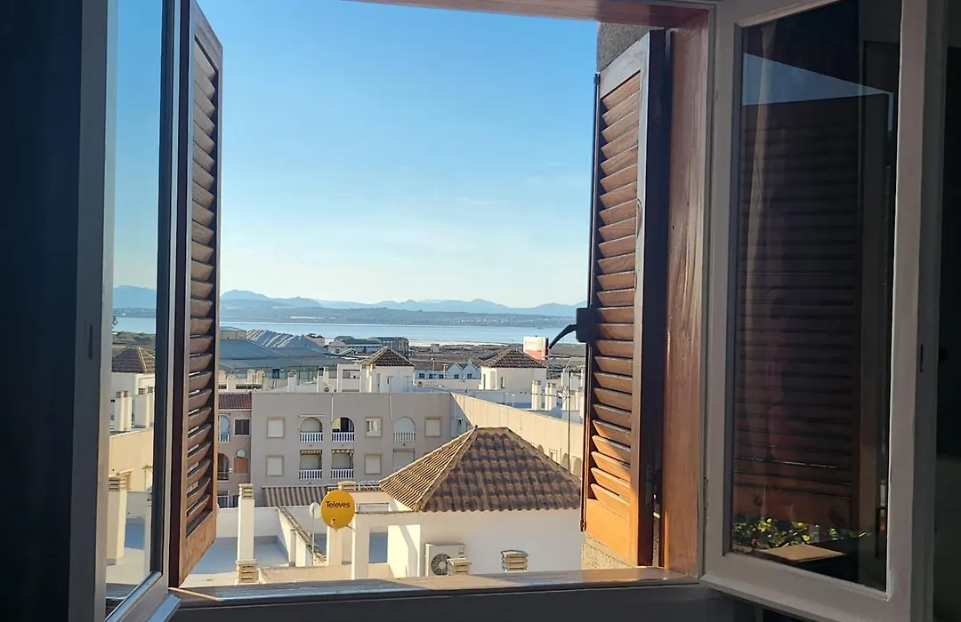 2 Bed Lake View Penthouse Apartment Close To The Beach-1