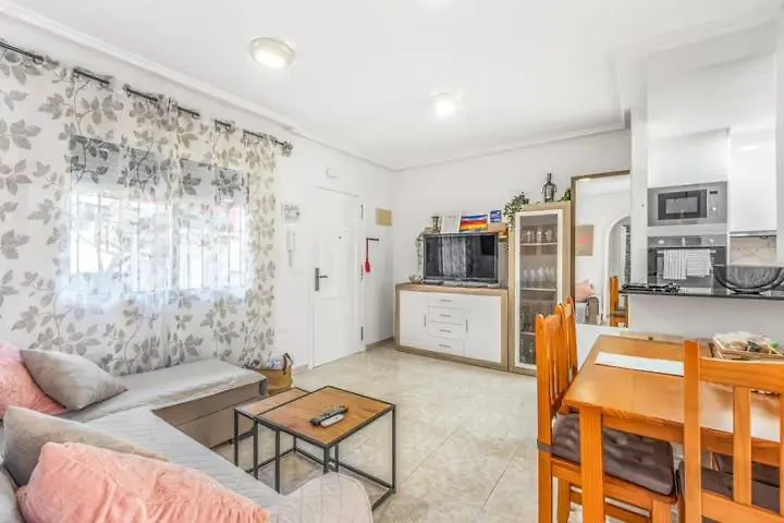 Apartamento bajo con terraza y piscina-1