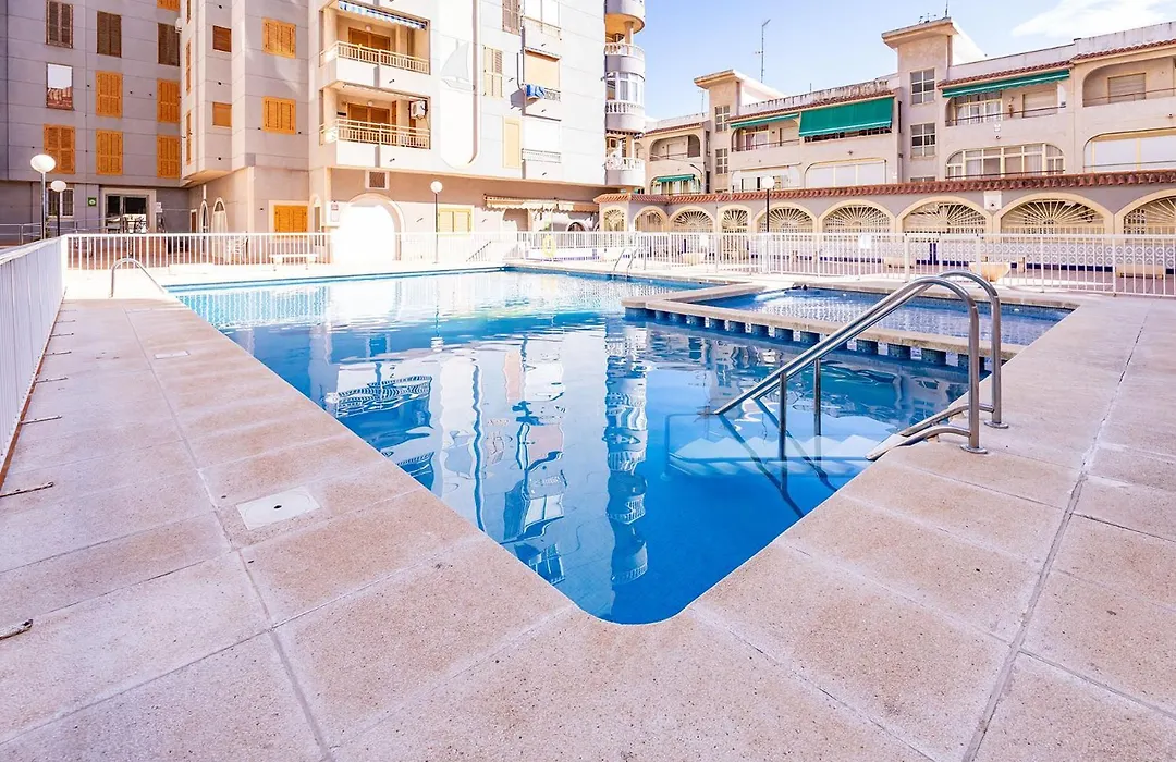 Torrevieja Playa Naufragos y piscina comunitaria-1