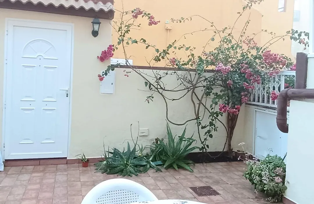 En primera línea de mar, casa,patio solarium La Bugamvulla-1