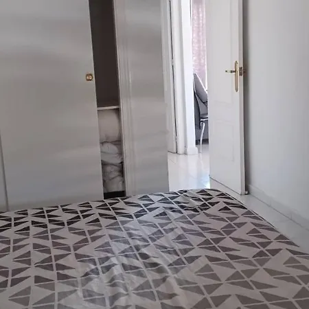 appartement climatisé deux chambres front de mer et piscine-3
