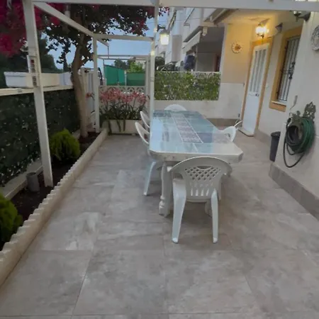 Apartamento bajo con terraza y piscina-2