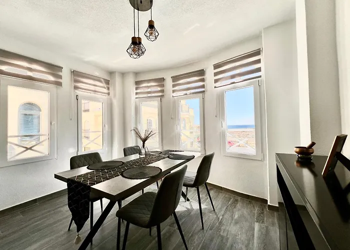 Apartamento de lujo con piscina y vistas al mar en Torrevieja